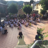 Bambini in festa nella piazza del paese