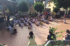 Bambini in festa nella piazza del paese