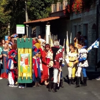 Il corteo con gli sbandieratori