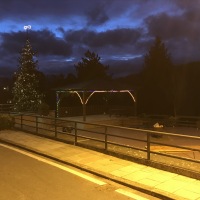Piazza addobbata a Natale